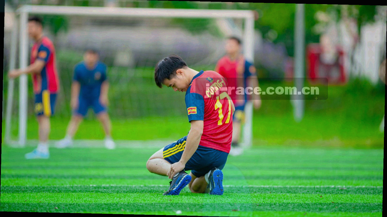 客服工作台俯拍，屏幕上同时打开赛事数据表格与沟通窗口